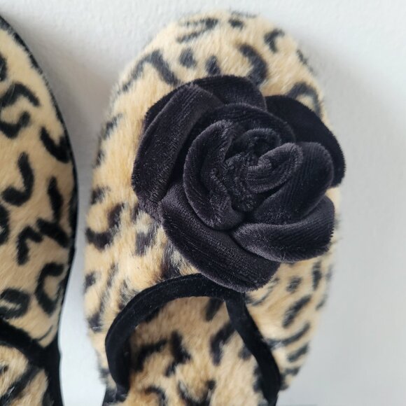 Women’s Cheetah Slippers w/black Flower Decoration (Size: Large 9-10) - Picture 5 of 9